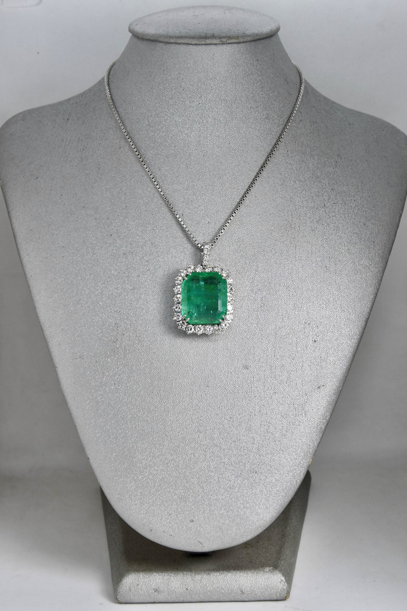 Immagine di CIONDOLO SMERALDO E DIAMANTI